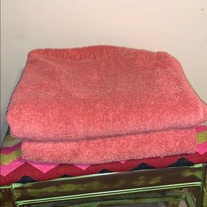 2 large coral 60% cotton Threshold bath towels +1h